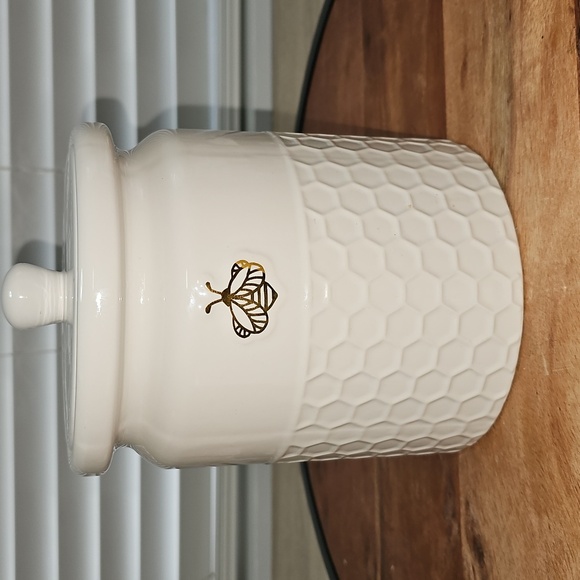 Heartland Hive Other - Heartland Hive Honeycomb Ceramic Canister with lid